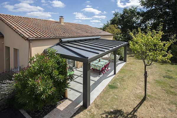 Protéger sa terrasse avec une pergola aluminium durable